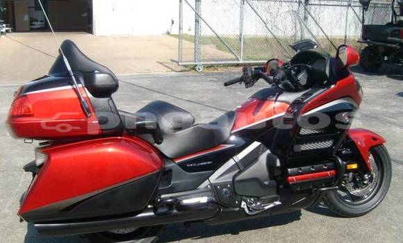 Acheter Occasion Moto Honda GOLD WING Rouge à Alotau, Milne Bay Acheter Occasion Moto Honda GOLD WING Rouge à Alotau, Milne Bay