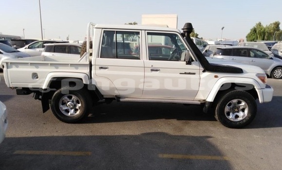 Buy New Toyota FJ Cruiser White Car in Port Moresby in National Capital District Buy New Toyota FJ Cruiser White Car in Port Moresby in National Capital District