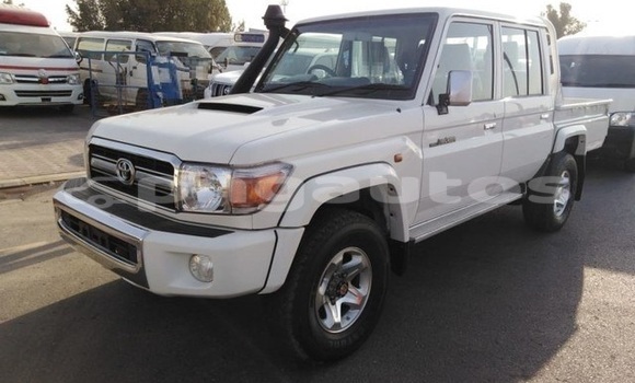 Buy New Toyota FJ Cruiser White Car in Port Moresby in National Capital District Buy New Toyota FJ Cruiser White Car in Port Moresby in National Capital District