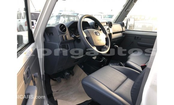 Buy Import Toyota Land Cruiser White Car in Import - Dubai in Enga Buy Import Toyota Land Cruiser White Car in Import - Dubai in Enga