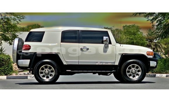 Buy Import Toyota FJ Cruiser White Car in Import - Dubai in Enga Buy Import Toyota FJ Cruiser White Car in Import - Dubai in Enga