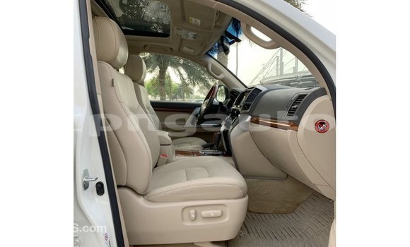 Buy Import Toyota Land Cruiser White Car in Import - Dubai in Enga Buy Import Toyota Land Cruiser White Car in Import - Dubai in Enga