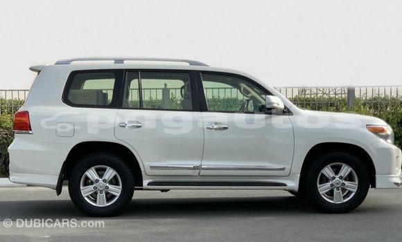 Buy Import Toyota Land Cruiser White Car in Import - Dubai in Enga Buy Import Toyota Land Cruiser White Car in Import - Dubai in Enga