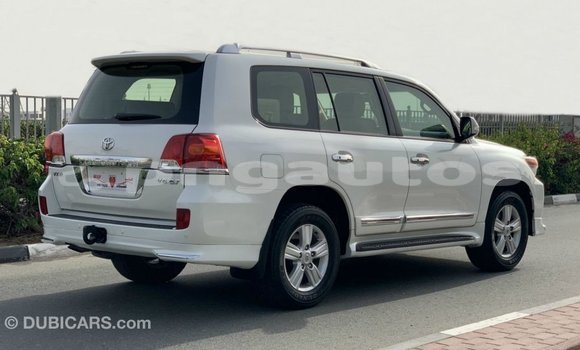 Buy Import Toyota Land Cruiser White Car in Import - Dubai in Enga Buy Import Toyota Land Cruiser White Car in Import - Dubai in Enga