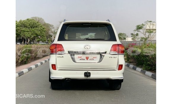 Buy Import Toyota Land Cruiser White Car in Import - Dubai in Enga Buy Import Toyota Land Cruiser White Car in Import - Dubai in Enga