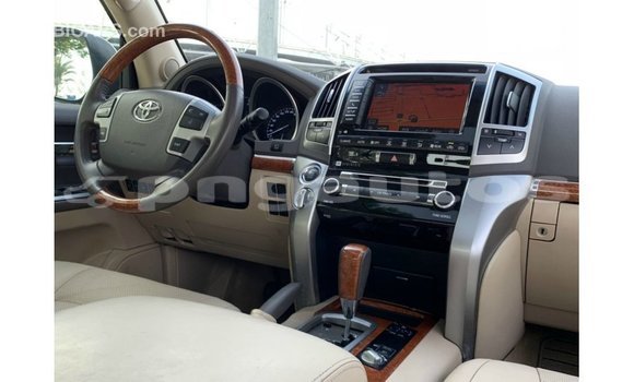 Buy Import Toyota Land Cruiser White Car in Import - Dubai in Enga Buy Import Toyota Land Cruiser White Car in Import - Dubai in Enga