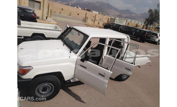 Buy Import Toyota Land Cruiser White Car in Import - Dubai in Enga Buy Import Toyota Land Cruiser White Car in Import - Dubai in Enga