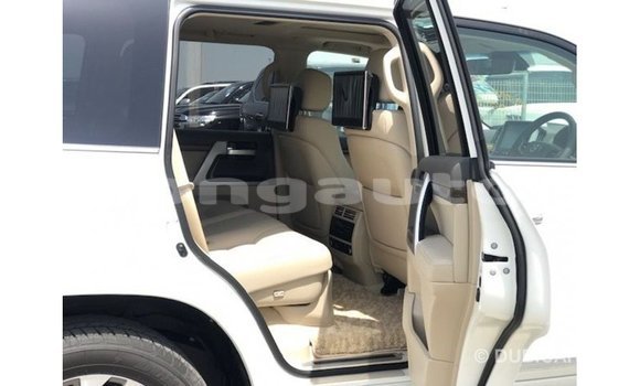 Buy Import Toyota Land Cruiser White Car in Import - Dubai in Enga Buy Import Toyota Land Cruiser White Car in Import - Dubai in Enga