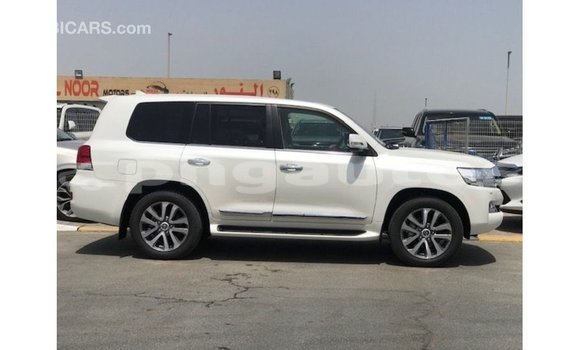 Buy Import Toyota Land Cruiser White Car in Import - Dubai in Enga Buy Import Toyota Land Cruiser White Car in Import - Dubai in Enga