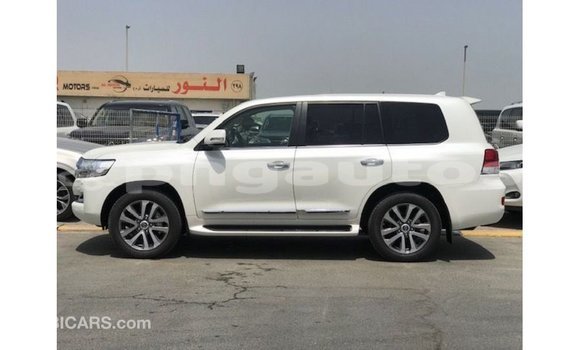 Buy Import Toyota Land Cruiser White Car in Import - Dubai in Enga Buy Import Toyota Land Cruiser White Car in Import - Dubai in Enga