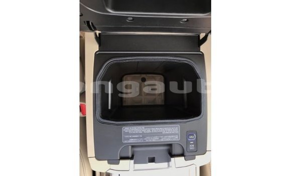 Buy Import Toyota Land Cruiser White Car in Import - Dubai in Enga Buy Import Toyota Land Cruiser White Car in Import - Dubai in Enga