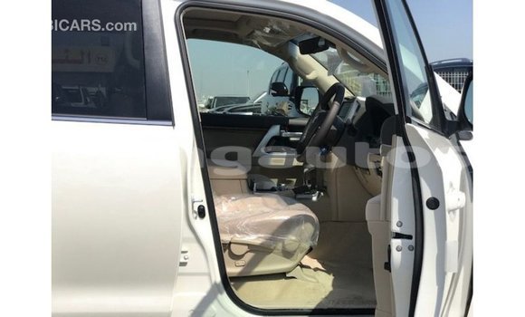 Buy Import Toyota Land Cruiser White Car in Import - Dubai in Enga Buy Import Toyota Land Cruiser White Car in Import - Dubai in Enga