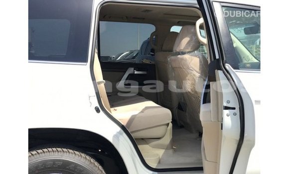 Buy Import Toyota Land Cruiser White Car in Import - Dubai in Enga Buy Import Toyota Land Cruiser White Car in Import - Dubai in Enga