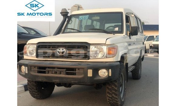 Buy Import Toyota Land Cruiser White Car in Import - Dubai in Enga