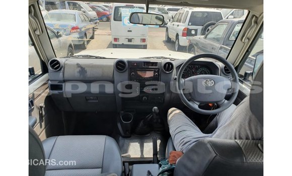 Buy Import Toyota Land Cruiser White Car in Import - Dubai in Enga Buy Import Toyota Land Cruiser White Car in Import - Dubai in Enga