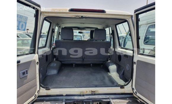 Buy Import Toyota Land Cruiser White Car in Import - Dubai in Enga Buy Import Toyota Land Cruiser White Car in Import - Dubai in Enga
