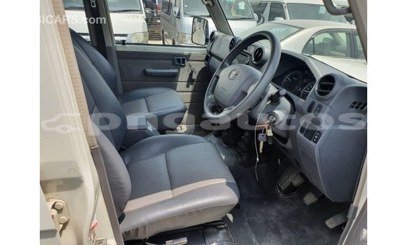 Buy Import Toyota Land Cruiser White Car in Import - Dubai in Enga Buy Import Toyota Land Cruiser White Car in Import - Dubai in Enga