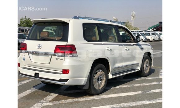 Buy Import Toyota Land Cruiser White Car in Import - Dubai in Enga Buy Import Toyota Land Cruiser White Car in Import - Dubai in Enga