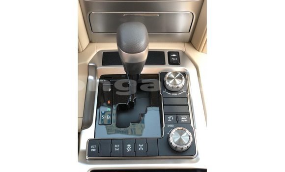 Buy Import Toyota Land Cruiser White Car in Import - Dubai in Enga Buy Import Toyota Land Cruiser White Car in Import - Dubai in Enga