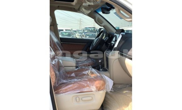 Buy Import Toyota Land Cruiser White Car in Import - Dubai in Enga Buy Import Toyota Land Cruiser White Car in Import - Dubai in Enga