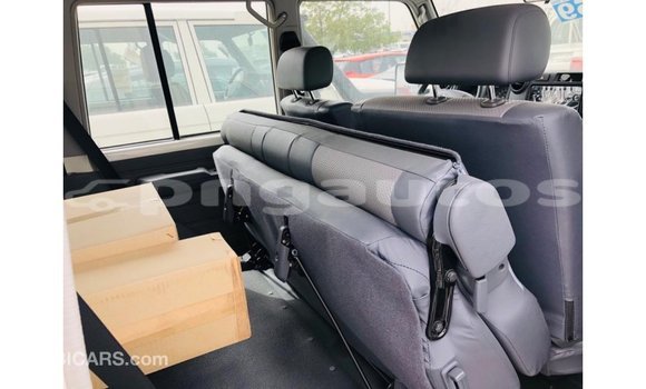 Buy Import Toyota Land Cruiser White Car in Import - Dubai in Enga Buy Import Toyota Land Cruiser White Car in Import - Dubai in Enga