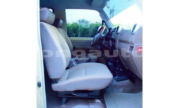 Buy Import Toyota Land Cruiser Beige Car in Import - Dubai in Enga Buy Import Toyota Land Cruiser Beige Car in Import - Dubai in Enga