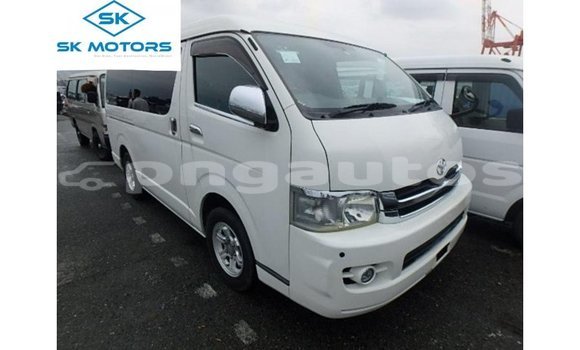 Buy Import Toyota Regius White Car in Import - Dubai in Enga Buy Import Toyota Regius White Car in Import - Dubai in Enga