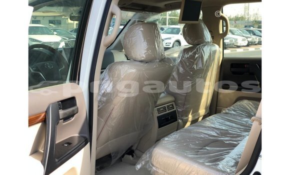 Buy Import Toyota Land Cruiser White Car in Import - Dubai in Enga Buy Import Toyota Land Cruiser White Car in Import - Dubai in Enga