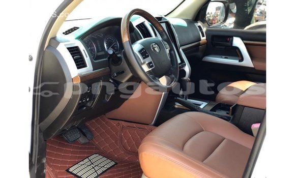 Buy Import Toyota Land Cruiser White Car in Import - Dubai in Enga Buy Import Toyota Land Cruiser White Car in Import - Dubai in Enga