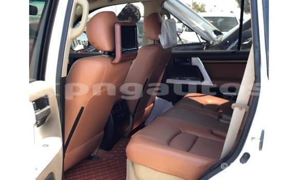 Buy Import Toyota Land Cruiser White Car in Import - Dubai in Enga Buy Import Toyota Land Cruiser White Car in Import - Dubai in Enga