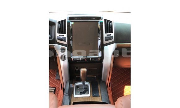 Buy Import Toyota Land Cruiser White Car in Import - Dubai in Enga Buy Import Toyota Land Cruiser White Car in Import - Dubai in Enga