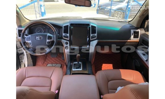 Buy Import Toyota Land Cruiser White Car in Import - Dubai in Enga Buy Import Toyota Land Cruiser White Car in Import - Dubai in Enga
