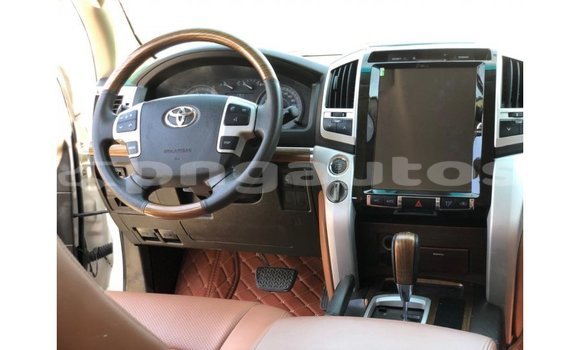 Buy Import Toyota Land Cruiser White Car in Import - Dubai in Enga Buy Import Toyota Land Cruiser White Car in Import - Dubai in Enga