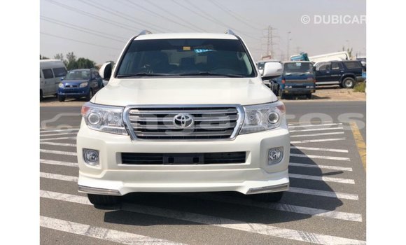 Buy Import Toyota Land Cruiser White Car in Import - Dubai in Enga Buy Import Toyota Land Cruiser White Car in Import - Dubai in Enga