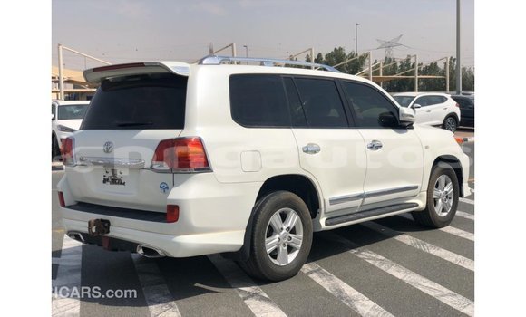 Buy Import Toyota Land Cruiser White Car in Import - Dubai in Enga Buy Import Toyota Land Cruiser White Car in Import - Dubai in Enga
