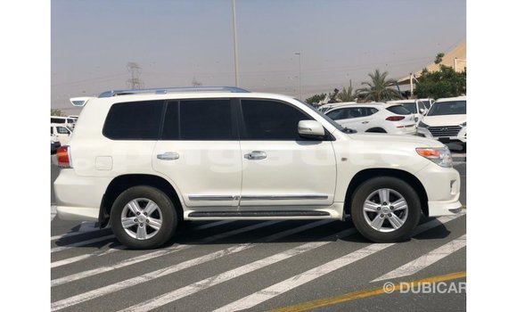 Buy Import Toyota Land Cruiser White Car in Import - Dubai in Enga Buy Import Toyota Land Cruiser White Car in Import - Dubai in Enga