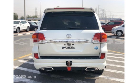 Buy Import Toyota Land Cruiser White Car in Import - Dubai in Enga Buy Import Toyota Land Cruiser White Car in Import - Dubai in Enga
