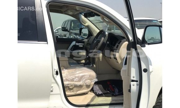 Buy Import Toyota Land Cruiser White Car in Import - Dubai in Enga Buy Import Toyota Land Cruiser White Car in Import - Dubai in Enga