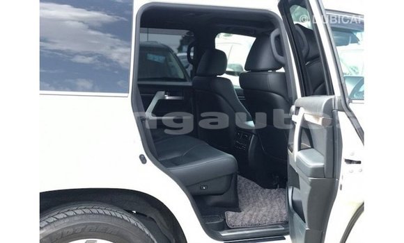 Buy Import Toyota Land Cruiser White Car in Import - Dubai in Enga Buy Import Toyota Land Cruiser White Car in Import - Dubai in Enga