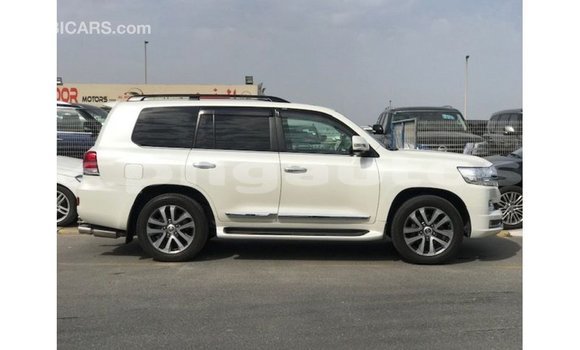 Buy Import Toyota Land Cruiser White Car in Import - Dubai in Enga Buy Import Toyota Land Cruiser White Car in Import - Dubai in Enga