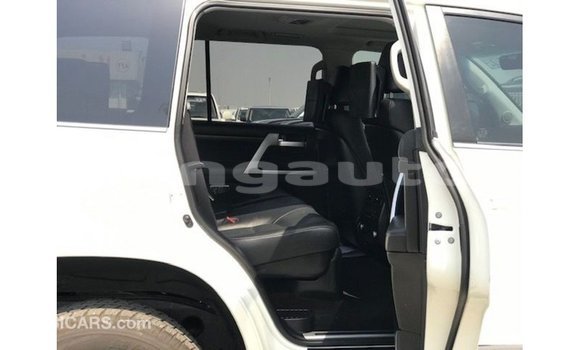 Buy Import Toyota Land Cruiser White Car in Import - Dubai in Enga Buy Import Toyota Land Cruiser White Car in Import - Dubai in Enga