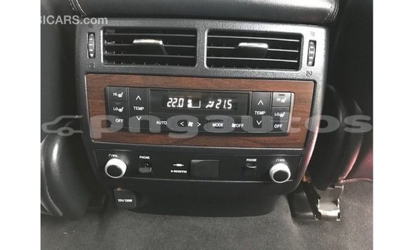 Buy Import Toyota Land Cruiser White Car in Import - Dubai in Enga Buy Import Toyota Land Cruiser White Car in Import - Dubai in Enga