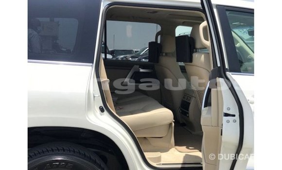 Buy Import Toyota Land Cruiser White Car in Import - Dubai in Enga Buy Import Toyota Land Cruiser White Car in Import - Dubai in Enga