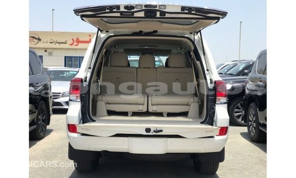 Buy Import Toyota Land Cruiser White Car in Import - Dubai in Enga Buy Import Toyota Land Cruiser White Car in Import - Dubai in Enga