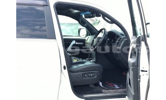 Buy Import Toyota Land Cruiser White Car in Import - Dubai in Enga Buy Import Toyota Land Cruiser White Car in Import - Dubai in Enga