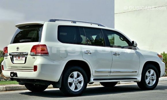 Buy Import Toyota Land Cruiser White Car in Import - Dubai in Enga Buy Import Toyota Land Cruiser White Car in Import - Dubai in Enga