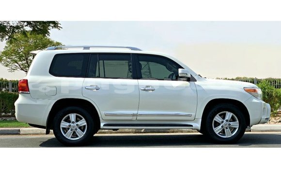 Buy Import Toyota Land Cruiser White Car in Import - Dubai in Enga Buy Import Toyota Land Cruiser White Car in Import - Dubai in Enga