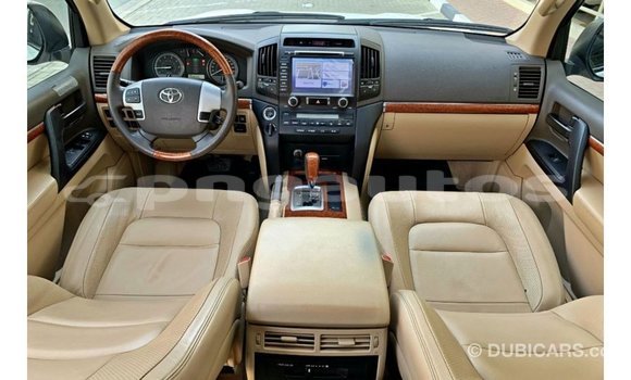 Buy Import Toyota Land Cruiser White Car in Import - Dubai in Enga Buy Import Toyota Land Cruiser White Car in Import - Dubai in Enga