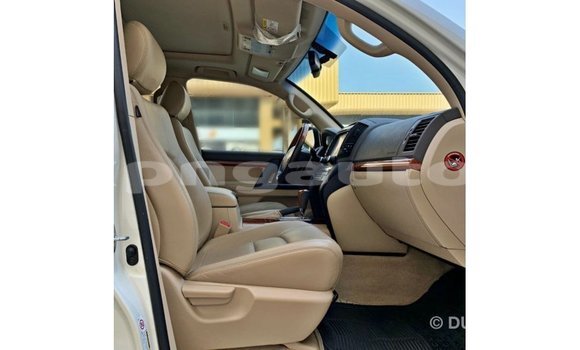 Buy Import Toyota Land Cruiser White Car in Import - Dubai in Enga Buy Import Toyota Land Cruiser White Car in Import - Dubai in Enga