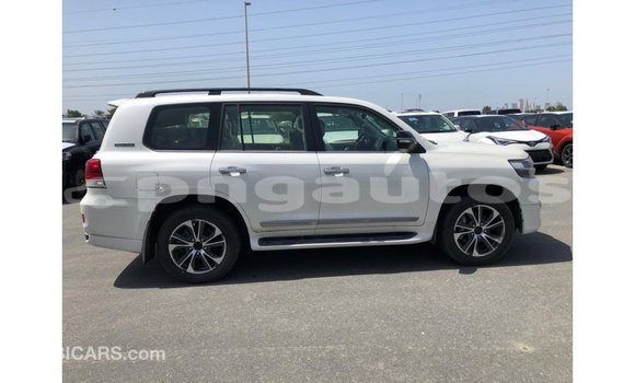 Buy Import Toyota Land Cruiser White Car in Import - Dubai in Enga Buy Import Toyota Land Cruiser White Car in Import - Dubai in Enga